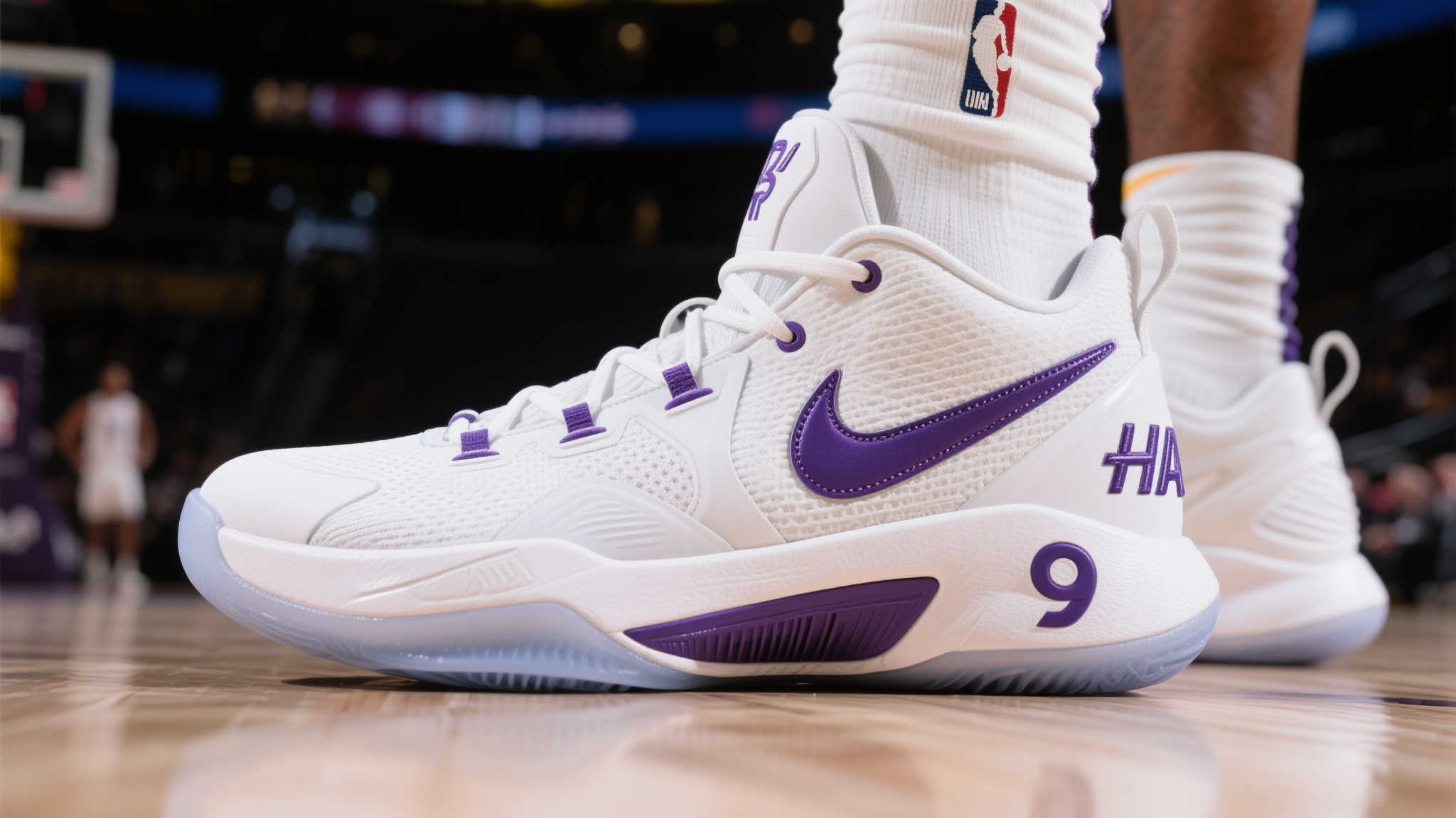 威廉姆斯脚踏白紫配色哈登9，斩获20分闪耀全场